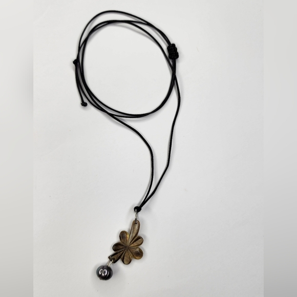 Mother of Pearl Flower Necklace - 10mm Genuine Freshwater Pearl-Handmade (Fiji) - Picture 2 of 6